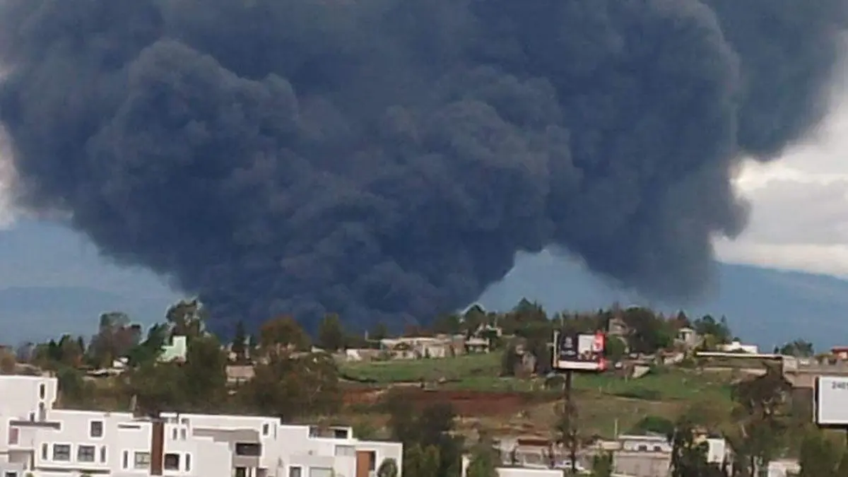 Columna de humo por fuerte incendio en San Gregorio Atzompa